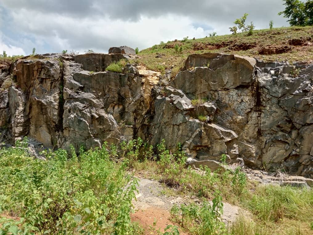 Rock face bearing feldspar, mica and tourmaline